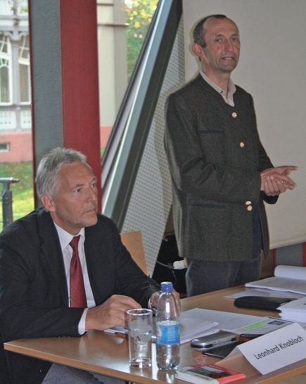 Klempnermeister Ulrich Leib (rechts) und ZVSHK-Referent Leonhard Knobloch ­führten durch die zweitägige Fachtagung im Karlstadter Museum