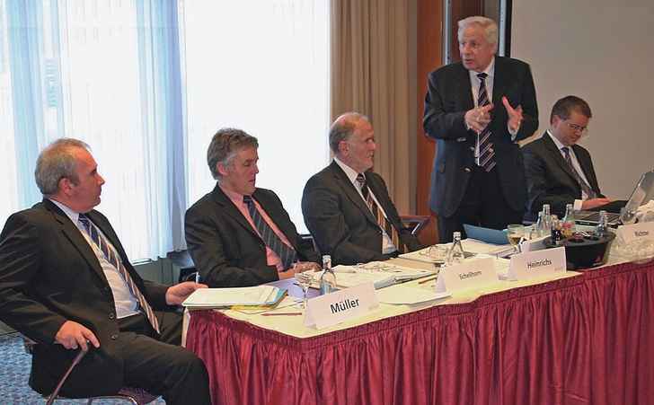 Bufa-Vorsitzender Rolf Richter (stehend) brachte durch kritische Fragen vieles auf den Punkt und benannte wichtige Ziele der SHK-Handwerksorganisation