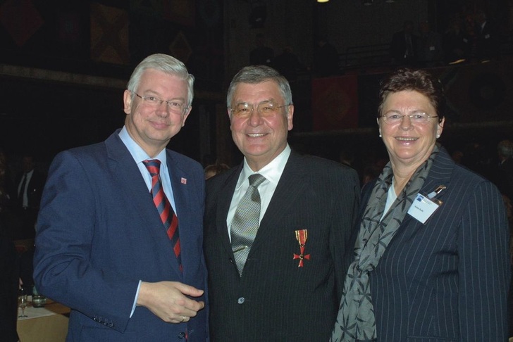 Verleihung des Bundesverdienstkreuzes (v. l.): Ministerpräsident Roland Koch mit Manfred und Heike Roth - © Oberhessische Presse
