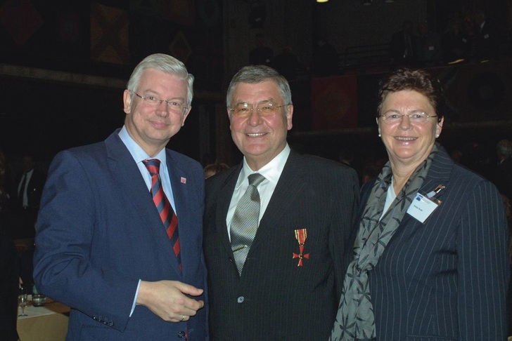 Verleihung des Bundesverdienstkreuzes (v. l.): Ministerpräsident Roland Koch mit Manfred und Heike Roth
