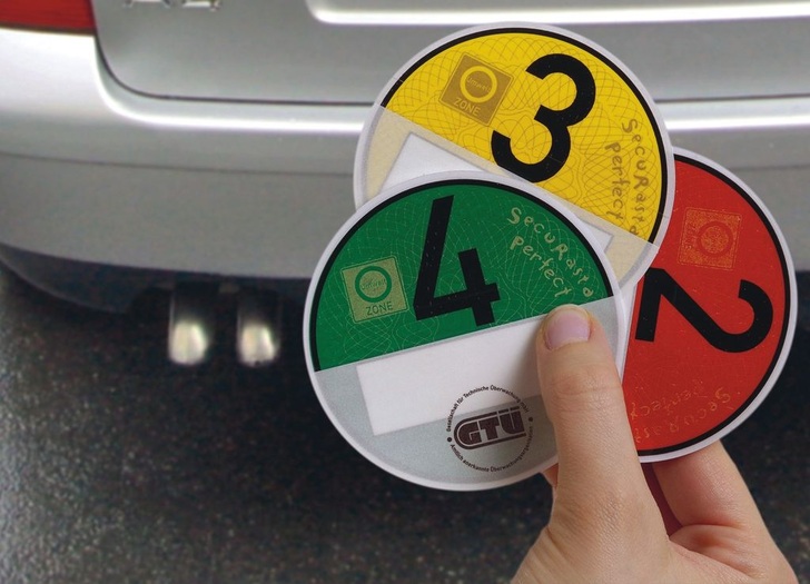 In zehn Städten gibt es bereits ausgewiesene Umweltzonen. Das Befahren wird dort nur noch mit entsprechender Schadstoffplakette möglich gemacht