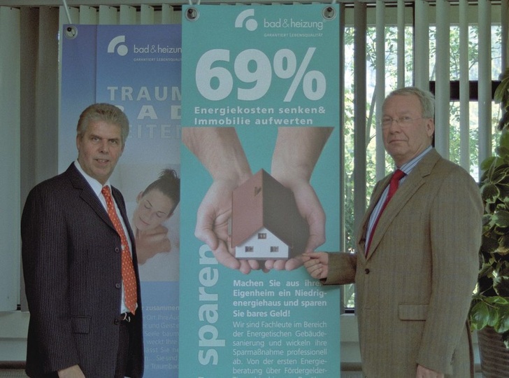 Erich Erling (l.) und Klaus Wagner sind vom Erfolg des EGS-Konzepts mit dem Slogan „Schöner sparen — Mit der Gebäude-Komplettsanierung vom Profi“ überzeugt