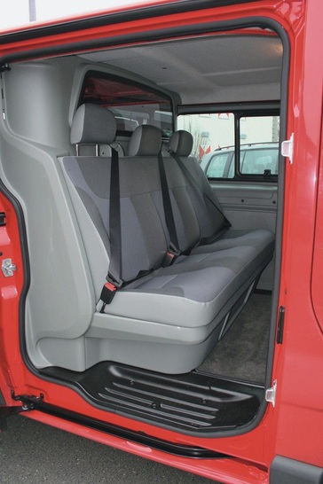 Sicherheitsausstattung für jeden Platz vor der Trennwand: Trotz nachträglichem Einbau ist das Dekor der DoKa einheitlich