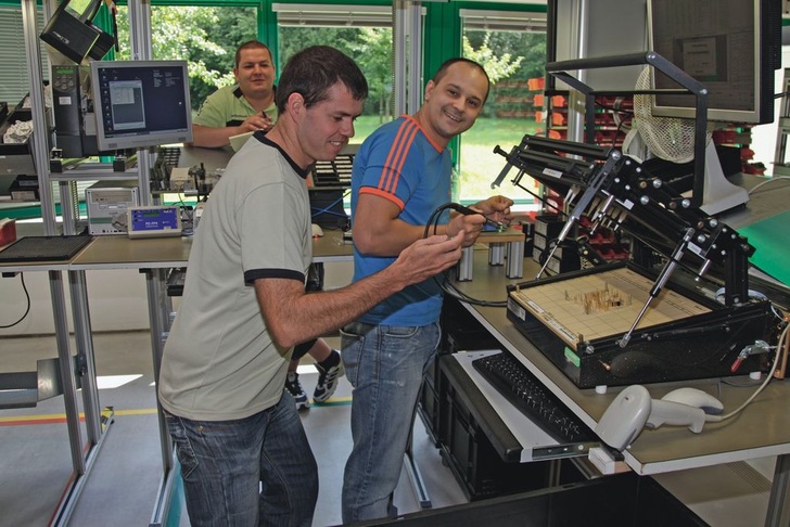 Produktionsbegleitende Qualitätskontrolle der Solarregler im Werk Hattingen von Resol (www.resol.de)