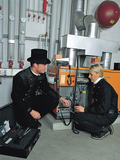 Bisher war die Zusammenarbeit von Heizungsbauer und Schornsteinfegern von der Maxime „Wer misst, wartet nicht, und wer wartet misst nicht“ geprägt. Dies soll laut Gesetzgeber der Vergangenheit angehören. Der Schornsteinfeger wird zu Wettbewerber