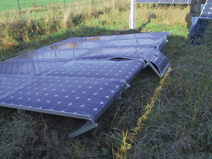 Auch vom Sturm beschädigte Photovoltaik-Module können Ärger für den Handwerksbetrieb bedeuten