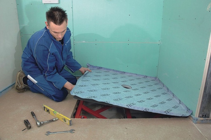 Die Hartschaumplatte wird nach der Montage des Rahmens mit einem beiliegenden Kleber direkt mit dem Stahlgestell verklebt