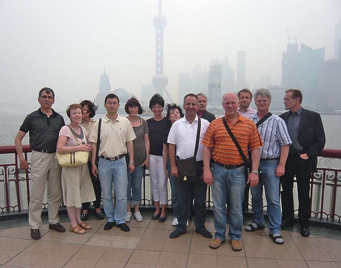 Seit 1980 treffen sich die Absolventen am Wohnort eines Kollegen. Die letzte Reise führte zu Bernhard Oberföll in die Volksrepublik China und bescherte den Teilnehmern, wie hier in Shanghai, unvergessliche ­Eindrücke