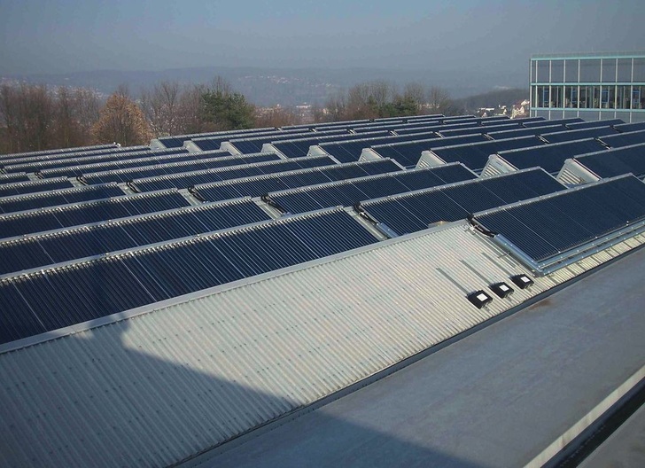 Die solare Klimaanlage bei Festo in 73734 Esslingen verfügt über ca. 1200 m² Vakuumröhren (Typ CPC von Paradigma). In Kombination mit einer Adsorptionskälteanlage (3 x 500 kW) werden im Sommer die Gebäude gekühlt