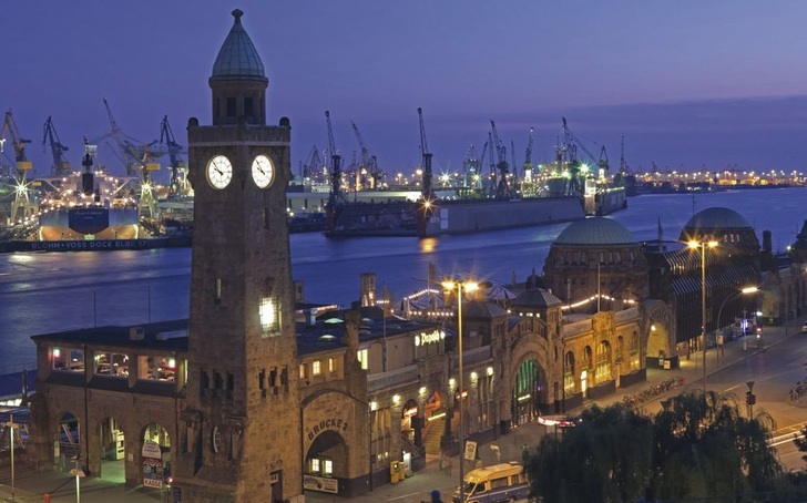 Etwas Besonderes für den Kupferschmiede­tag: Das Fachprogramm in der Hansestadt schließt eine Werksführung bei Blohm+ Voss ein