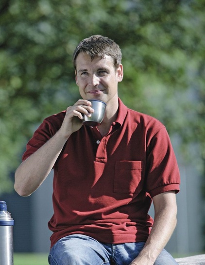 Poloshirts stehen in vielen leuchtenden Farben zur Auswahl