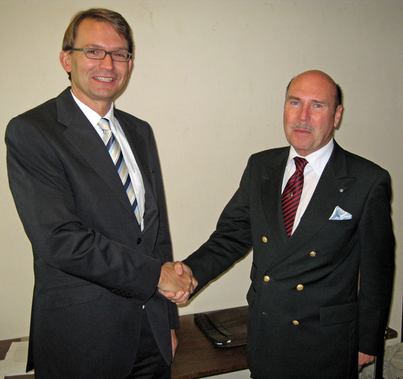 Premiere bei der Mitgliederversammlung im Hamburger Side-Hotel (v.r.): ZVSHK-Hauptgeschäftsführer Michael von Bock und Polach und Nachfolger Elmar Esser