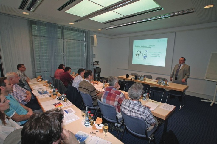 Mit ihrem Schulungsangebot bieten die Hersteller Seminare Know-how-Transfer. Es werden beispielsweise aktuelle technische Themen aufgegriffen, wie hier beim Wasserforum rund um EN 1717