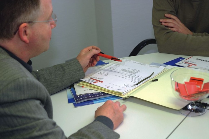 Beim Beratungsgespräch kann der Installateur den Kunden über den richtigen Versicherungsschutz für seine Solaranlage informieren