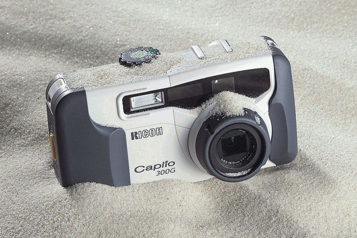 Auch Nässe, Staub, Schmutz und Sand ­können speziellen „Outdoor“- oder Baustellen-Modellen nichts anhaben, wie z.B. der Ricoh Caplio 500G Wide