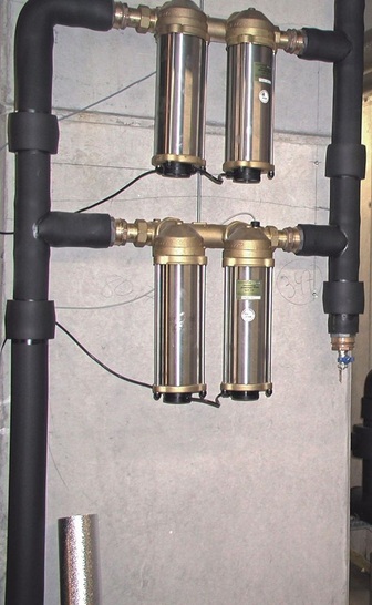 Auch im Nebengebäude befinden sich zwei parallelgeschaltete Permasolvent Primus PT-P 40 zum Schutz vor Kalk in den isolierten Warmwasserleitungen aus Kupfer