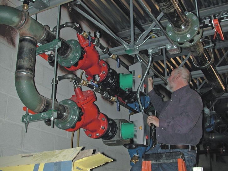 Die Feinabstimmung der Wärmeversorgung in den verschiedenen Heizkreis­läufen erfolgt mit Hilfe von zwei geregelten Wilo-Stratos-Heizungspumpen