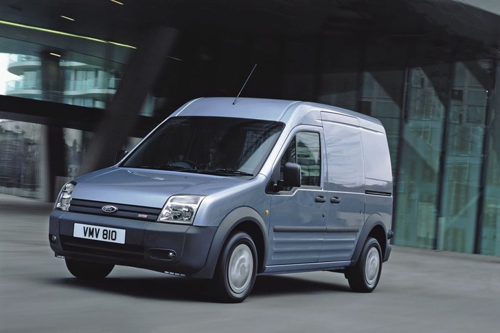 Mit hohem Dach und langem Rad­stand erweiterte der Ford Transit Connect als Erster die Liefer­wagenklasse auf 4 m³ im Frachtraum