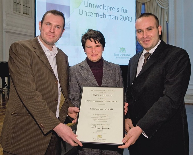 Umweltministerin Tanja Gönner überreichte den Preis an Bernhard und Manfred Ummenhofer