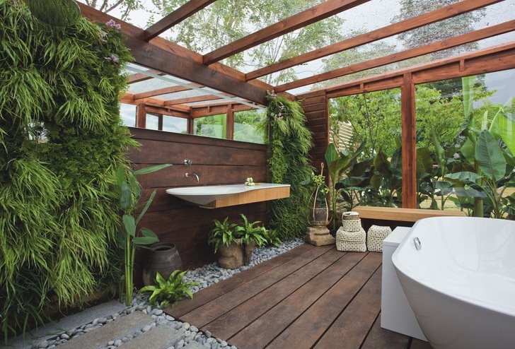 So kann Green Bathroom aussehen: ­Burgbad präsentierte im letzten Jahr eine Symbiose aus nachhaltiger Garten­gestaltung und naturnahem Wohnkonzept in Form eines ganzjährig nutzbaren Bade-­Pavillons. Entstanden ist ein extravaganter Garden Spa mit üppig bepflanztem ­Bade-Pavillon