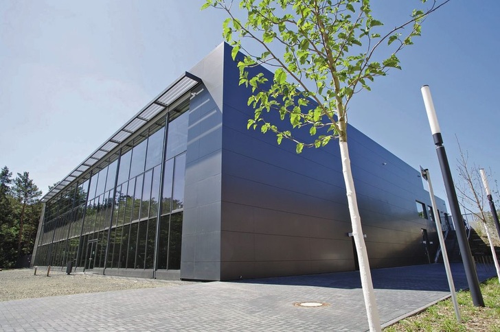 Das Flachdach der neu­gebauten Sporthalle wird in die Zisterne entwässert