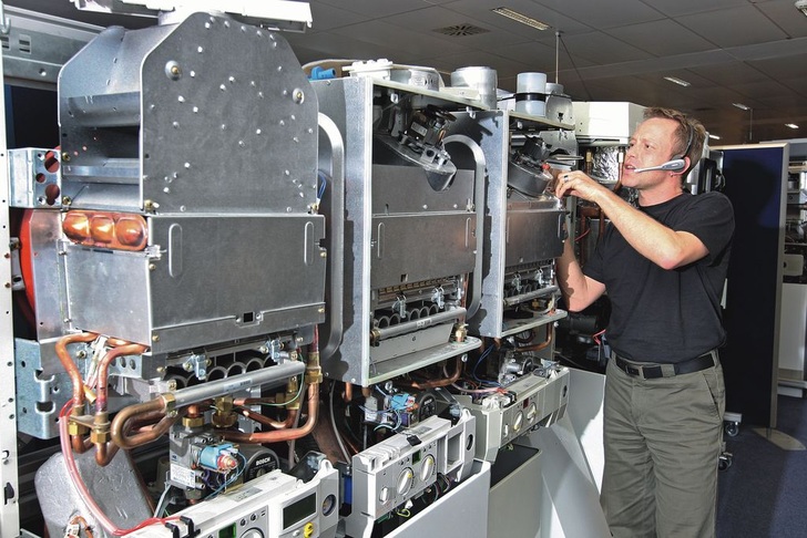 Wenn Heizungsfachhandwerker im Problemfall direkt vom Einsatzort aus anrufen, helfen ihnen die Junkers-Berater in der technischen Hotline. Sie können sogar die einzelnen Wartungs- und Reparatur-Schritte, dank des Geräte-Pools, mitverfolgen und direkt umsetzbare Tipps geben