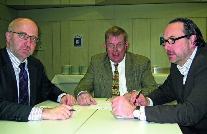 Alfred Jansenberger (v.l.) und Norbert Borgmann im Interview mit SBZ-Chefredakteur Dirk Schlattmann: Die Handwerksbetriebe lehnen eine gesonderte Berechnung von Logistikkosten weiterhin strikt ab