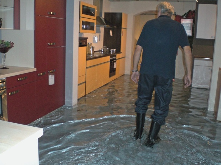 Hier schaffte es der Notüberlauf des Vorrats­behälters nicht, die Wassermengen abzuleiten — ein Möbelhaus wurde geflutet
