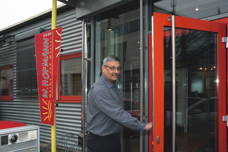 Wer den SHK-Betrieb von Wolfgang Hofmann in Untereisesheim betritt, gelangt in eine rund 80 m² große Ausstellung, in der vor allem Heizsysteme präsentiert werden