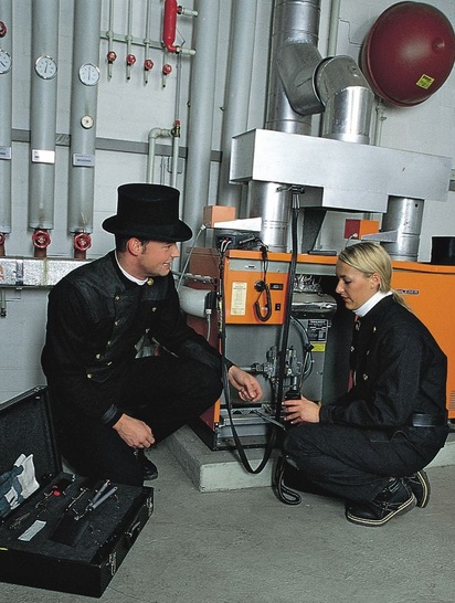 Laut Schornsteinfegergesetz sind Reinigungs- und Wartungsarbeiten an Feuerstätten durch einen BSM nur im eigenen Kehrbezirk ausgeschlossen. Der BSM (mit Handwerksrolleneintrag im Installations- und Heizungsbauerhandwerk) kann schon jetzt Wartungsarbeiten an Feuerstätten außerhalb seines eigenen Kehrbezirkes anbieten