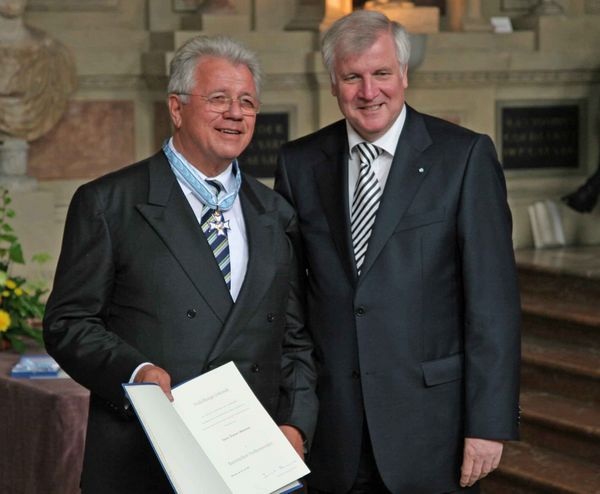 Ministerpräsidenten Seehofer verlieh ZVSHK-Präsident Werner Obermeier die höchste Auszeichnung des Freistaates Bayern