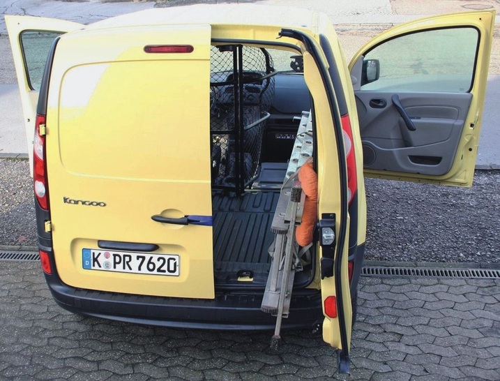 Mit Schwenkgitter und absenkbarem Sitz erweitert sich die ­Ladelänge auf 212 cm innen — oder auch ­darüber hinaus. Die schmalere rechte Flügeltür arretiert in 90-Grad-Stellung