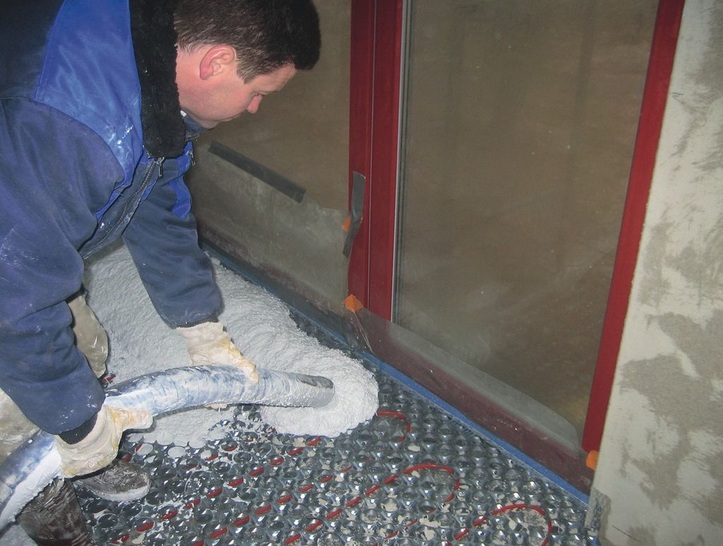 Der Terrazzo wird direkt in das Bodensystem eingebracht und verfüllt die Wabenstruktur vollständig