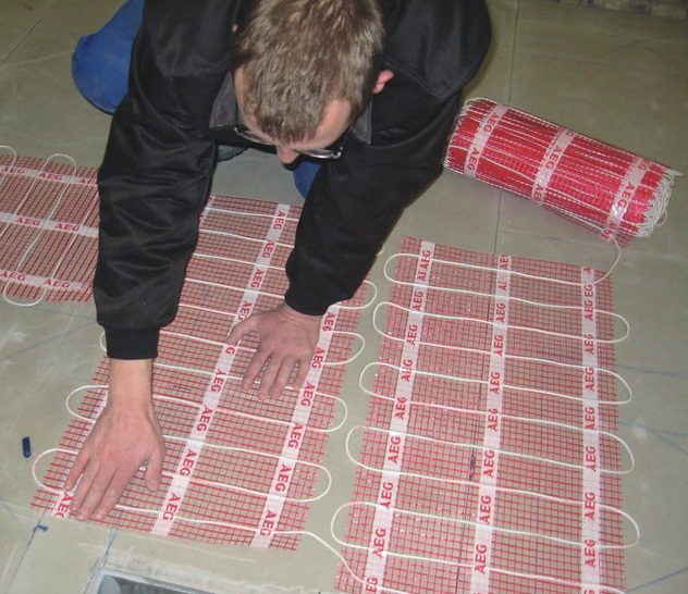 Die selbstklebende Trägerschicht vereinfacht die Fixierung des Heizmattensystems Thermo Boden