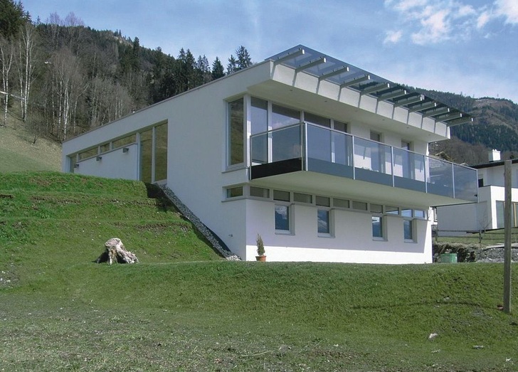 Das bungalowähnliche Gebäude in Hanglage ist mit dem Flächenheiz- und Lüftungs-System Air Conomy von Schütz ausgestattet