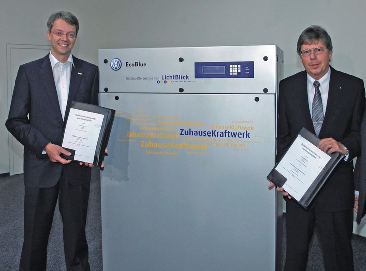 Energieversorger und Autobauer sorgen für großen Medienrummel: Lichtblick und Volkswagen besiegelten eine „Energie-Partnerschaft“ am 9.9.2009 in Salzgitter. Im Mittelpunkt steht das 20-kW-Blockheizkraftwerk, das VW produziert (v. l.): Dr. Christian Friege, Lichtblick-Vorstandsvorsitzender sowie Prof. Werner Neubauer, Vorstand der Marke Volkswagen.