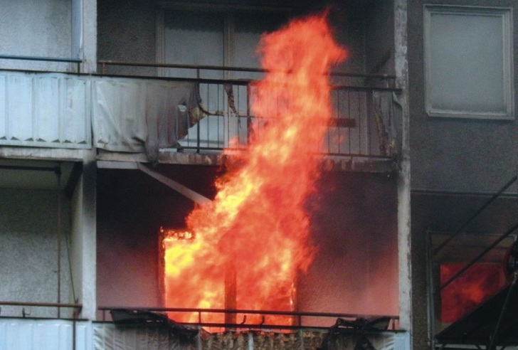Ein Bild des Grauens: In Minutenschnelle breitet sich ein Feuer im Raum aus und wird über unzureichend geschützte Installa­tions­schächte in darüber liegende Ebenen verteilt.