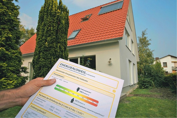 Für Neubau und Sanierung schreibt die aktuelle EnEV ein Ergebnis vor, das den Bedarf an ­Primärenergie um etwa 30 % verringert.