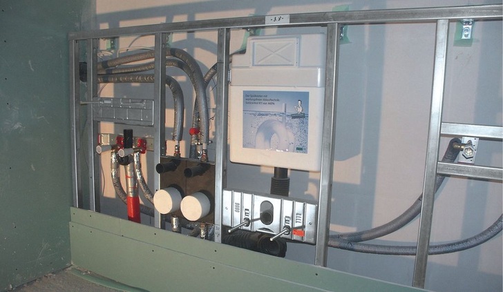 In diesem werkseitig vorgefertigten Vari-Tec-Vorwandsystem wurde nahezu die gesamte Installationstechnik verpackt.