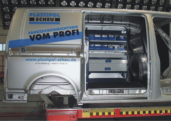 Tonnenschwere ­Belastungen beim Crash-Test sorgten für Verformungen bei der Serie Profi-Line. Die Ladung blieb, wo sie einsortiert war.