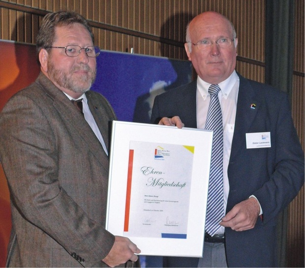 Adam Gungl (l.) Ober­meister der Innung Lünen/ Dortmund wurde von ­Landesinnungsmeister Dieter Lackmann zum ­Ehrenmitglied des Fach­verbandes ernannt
