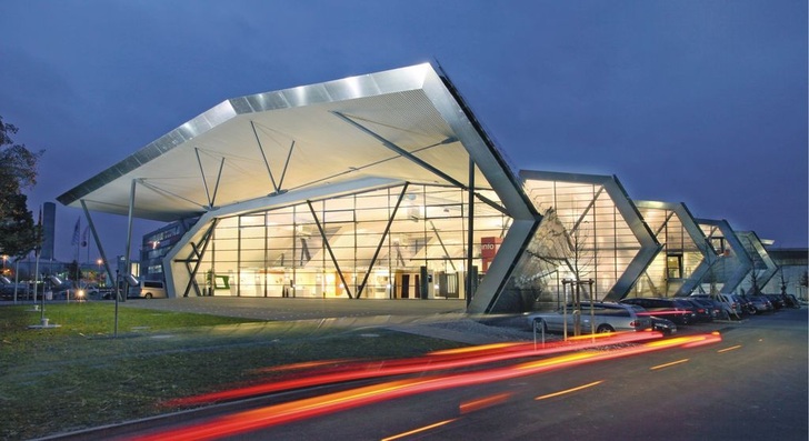 Die Gienger-Bäderausstellung im Münchener Euroindustriepark — moderne Architektur des Wieners Peter Lorenz perfekt in Szene gesetzt.