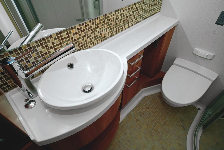 Die Inneneinrichter wählten für die Waschtische der Kabinenbäder die Talis S-Armatur aus dem Haus Hansgrohe.