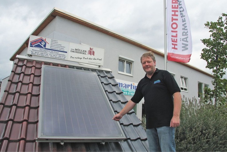 SHK-Unternehmer Andreas Martin hat an der Straßenecke seines Firmengebäudes (in Kooperation mit einem Dackdeckerbetrieb) dieses Mini-Dach mit Solarkollektor aufgestellt. Es ist Blickfang und auch Symbol für sein hocheffizientes Heiztechnikangebot.