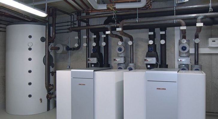 Wenn Wärmepumpendoktor Peter Hubacher gerufen wird, trifft er nur selten perfekte Anlagen wie dieses in Zuzenhausen von Handwerksunternehmer Peter Rasig installierte System. Die Planung erfolgte mit Hilfe von Stiebel Eltron, die Heizleistung beträgt 40 kW, die Kühlleistung 20 kW. Nach dem Fototermin wurde die Anlage noch vollständig isoliert.