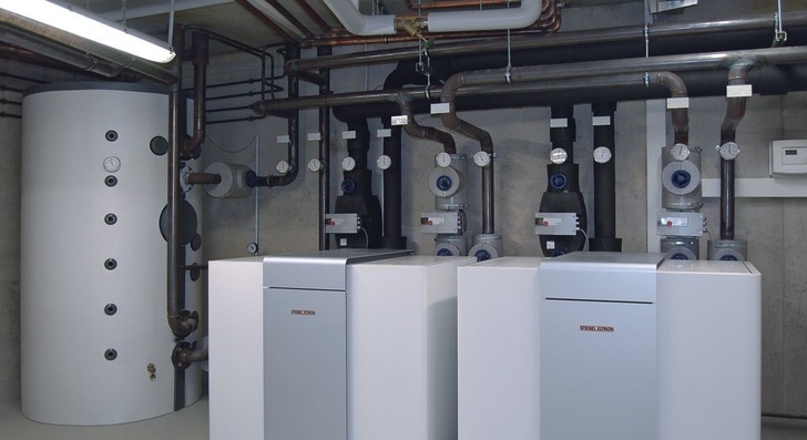 Wenn Wärmepumpendoktor Peter Hubacher gerufen wird, trifft er nur selten perfekte Anlagen wie dieses in Zuzenhausen von Handwerksunternehmer Peter Rasig installierte System. Die Planung erfolgte mit Hilfe von Stiebel Eltron, die Heizleistung beträgt 40 kW, die Kühlleistung 20 kW. Nach dem Fototermin wurde die Anlage noch vollständig isoliert. - © Stiebel-Eltron
