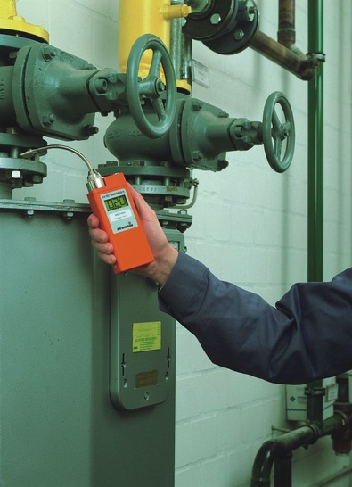 Im Rahmen der Inbetriebnahme von Gas-Installationen werden die bislang ungeprüften Verbindungsstellen untersucht.