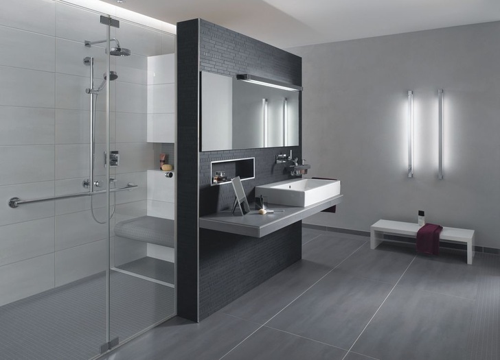 1 Der 80 cm breite, großzügige Waschtisch (Duravit Vero) mit ­geschliffener Unterseite thront auf einer gefliesten Waschtischplatte. Die Bodenfliese wird aufgenommen und bietet eine fast fugenlose und sehr strapazierfähige Arbeitsfläche.