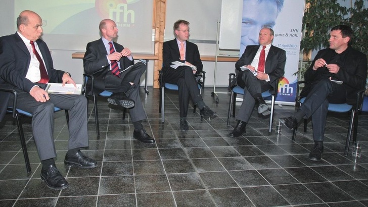 Gedankenaustausch anlässlich der IFH/Intherm (v.l.) Wolfgang Schölkopf (ZAE), VDS-Vorsitzender Andreas Dornbracht, Moderator Gabriel Wirth (BR), Alfred Gaffal (Wolf/BDH) und Joachim Jürke (bda)