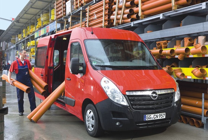 Der frontgetriebene Movano verkraftet als 3,5-Tonner bei mittlerem oder langem Radstand Nutzlasten bis etwa 1,5 Tonnen.